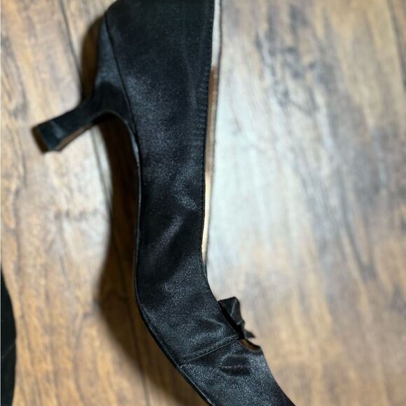 Steve Madden Black Satin Heels with Bow - Picture 2 of 3